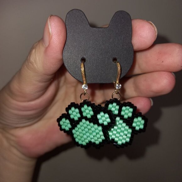 Beaded Paw Print Earrings – 💕 Gift for the pet moms – 18K gold plated hooks - Picture 3 of 5